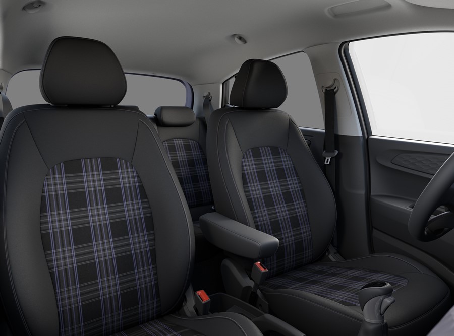 The heated front seats inside of the Hyundai i10.