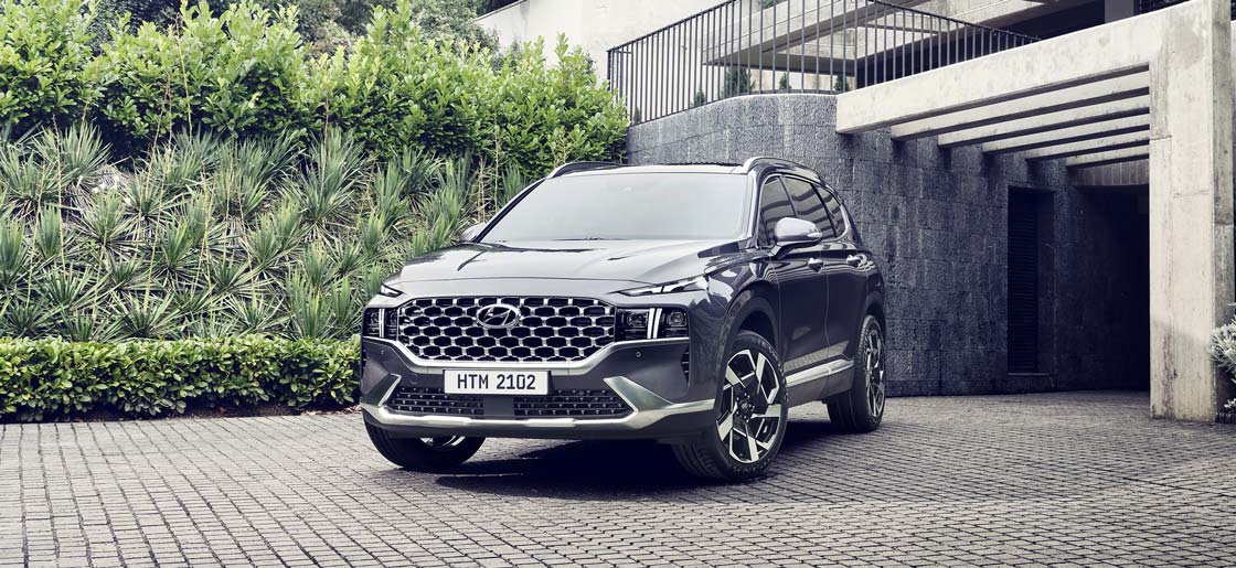 фото SANTA FE на фоні будинку